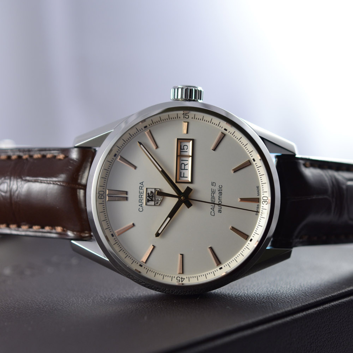 Relógio T.H Carrera Calibre 5 Day Date Fundo Branco Pulseira de Couro