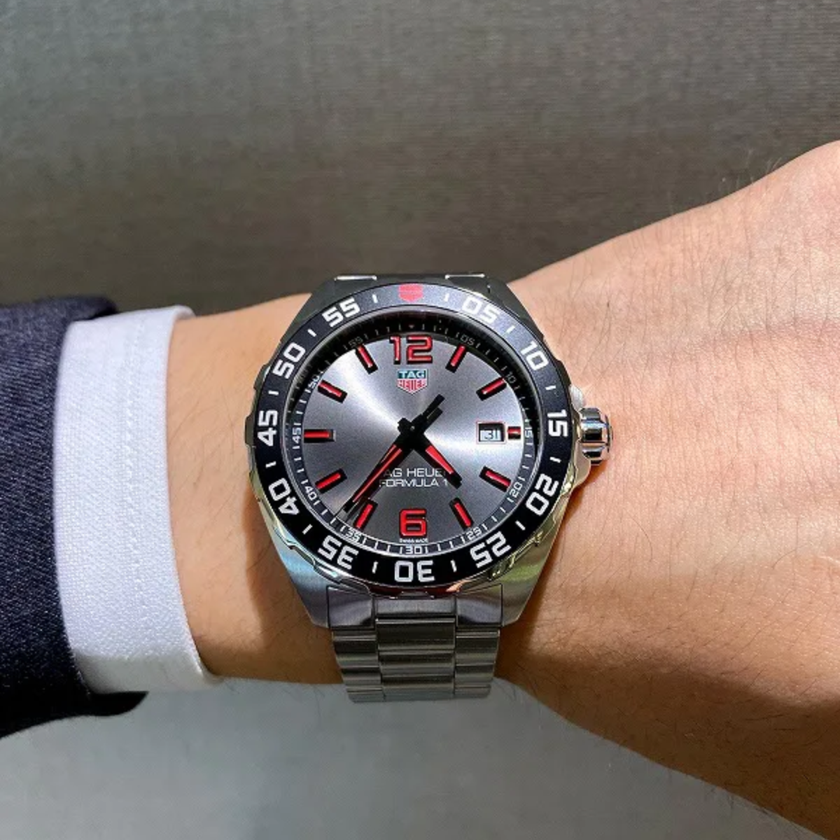 Relógio T.H Formula 1 Date Fundo Preto Ponteiro Vermelho