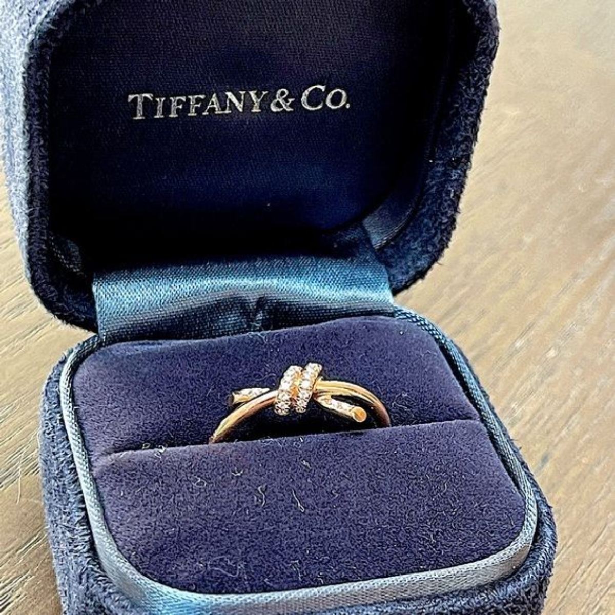Anel Knot Nó Cravejado - Ouro 18k