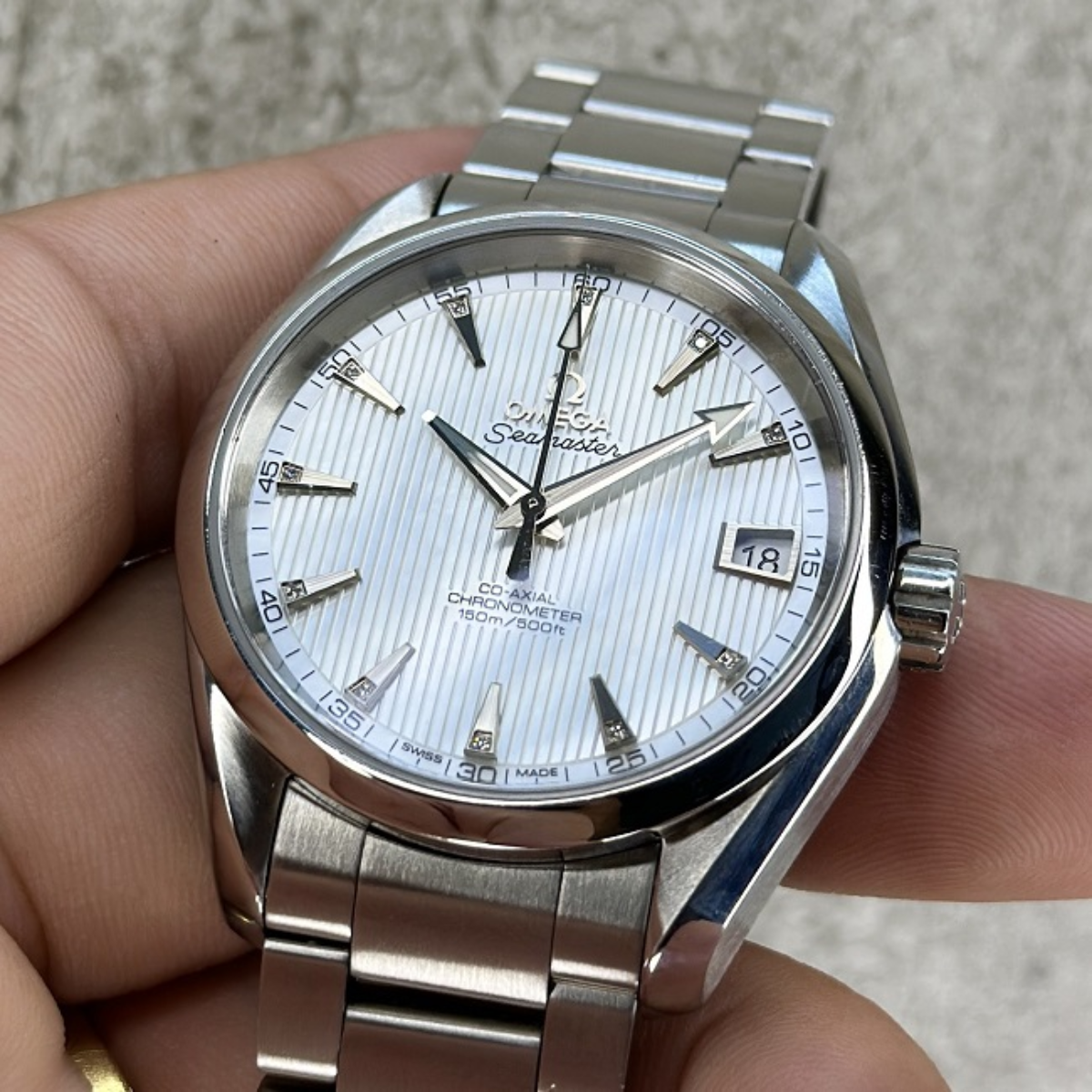 Relógio Omega Seamaster Aqua Terra 150M Calibre 8500 Fundo Branco