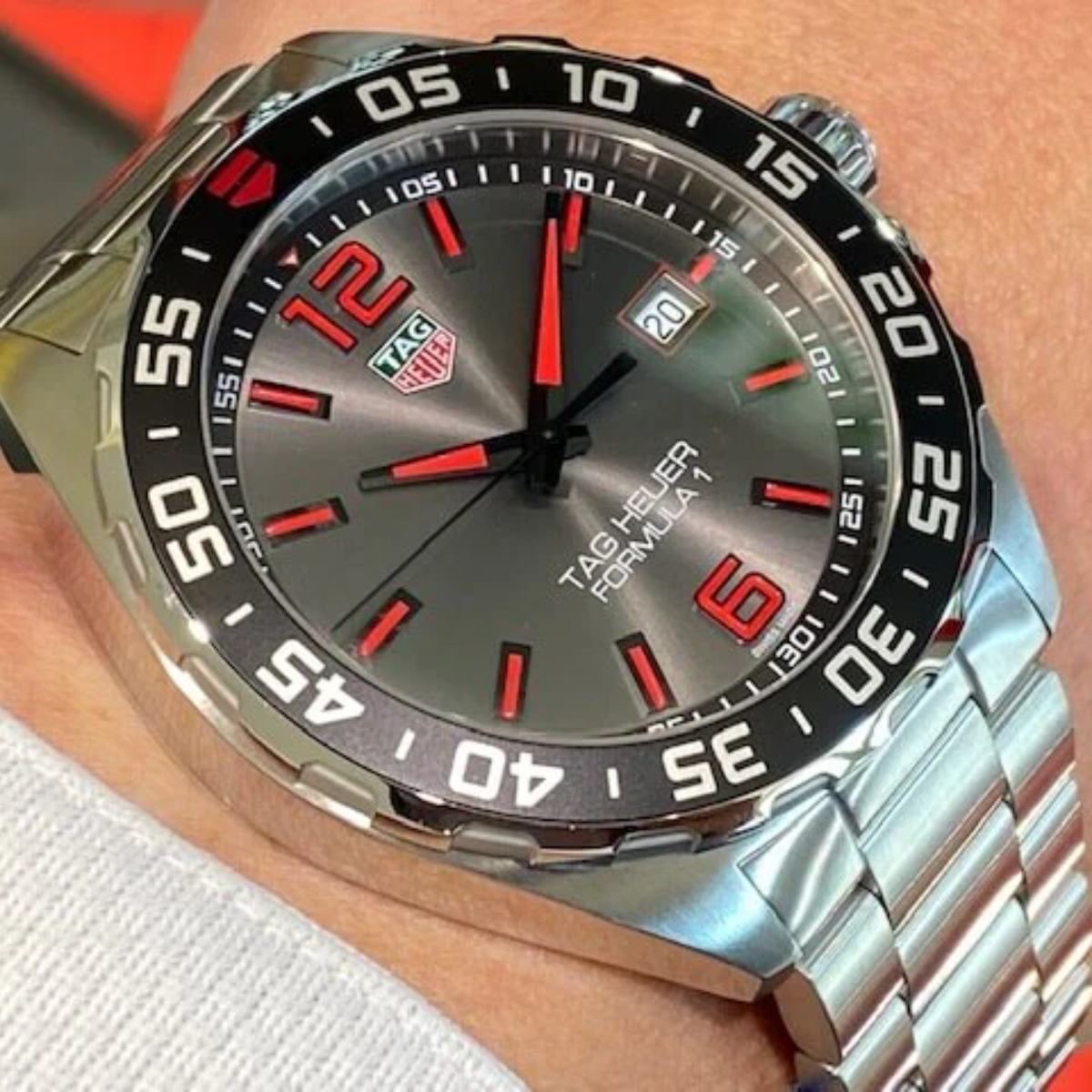 Relógio T.H Formula 1 Date Fundo Preto Ponteiro Vermelho