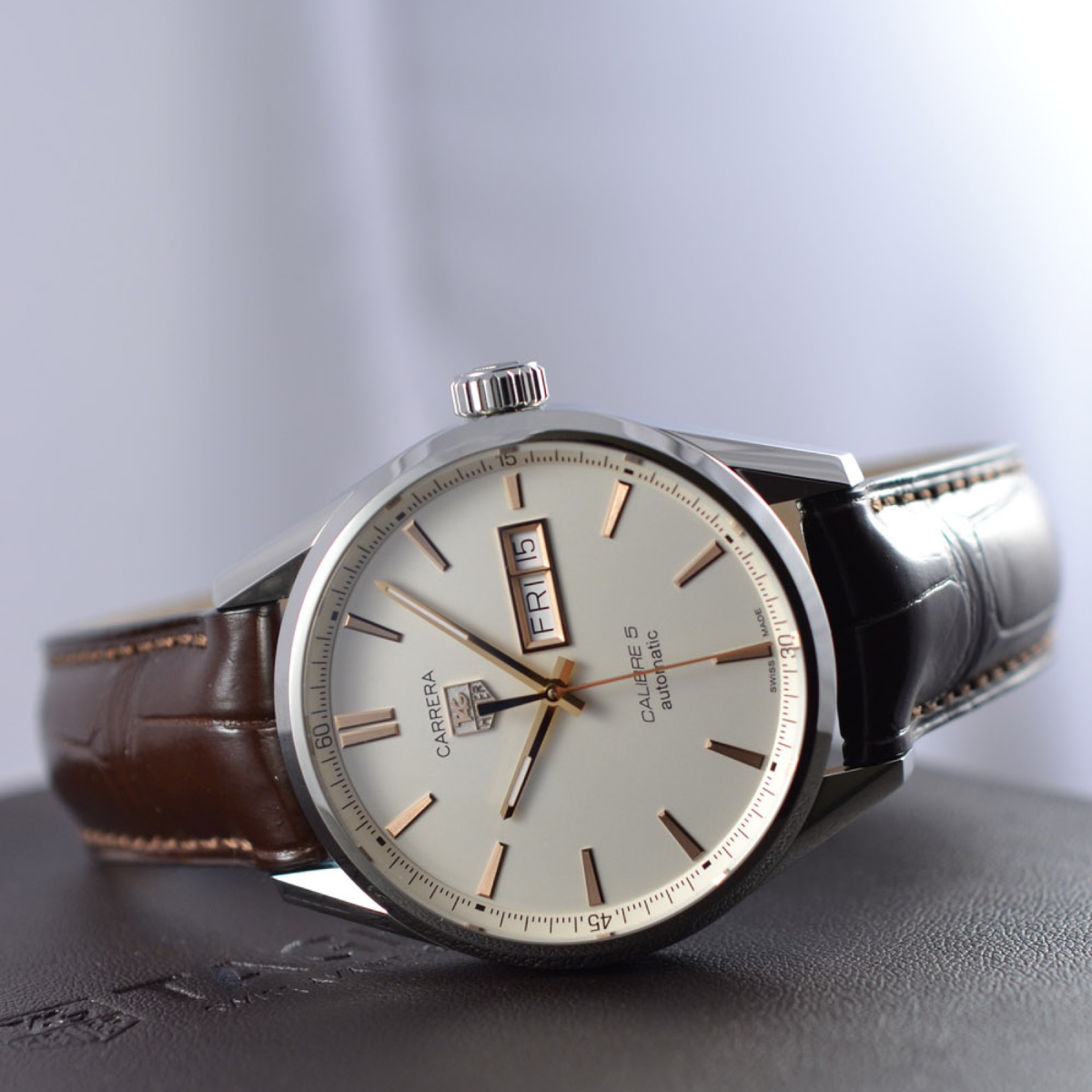 Relógio T.H Carrera Calibre 5 Day Date Fundo Branco Pulseira de Couro