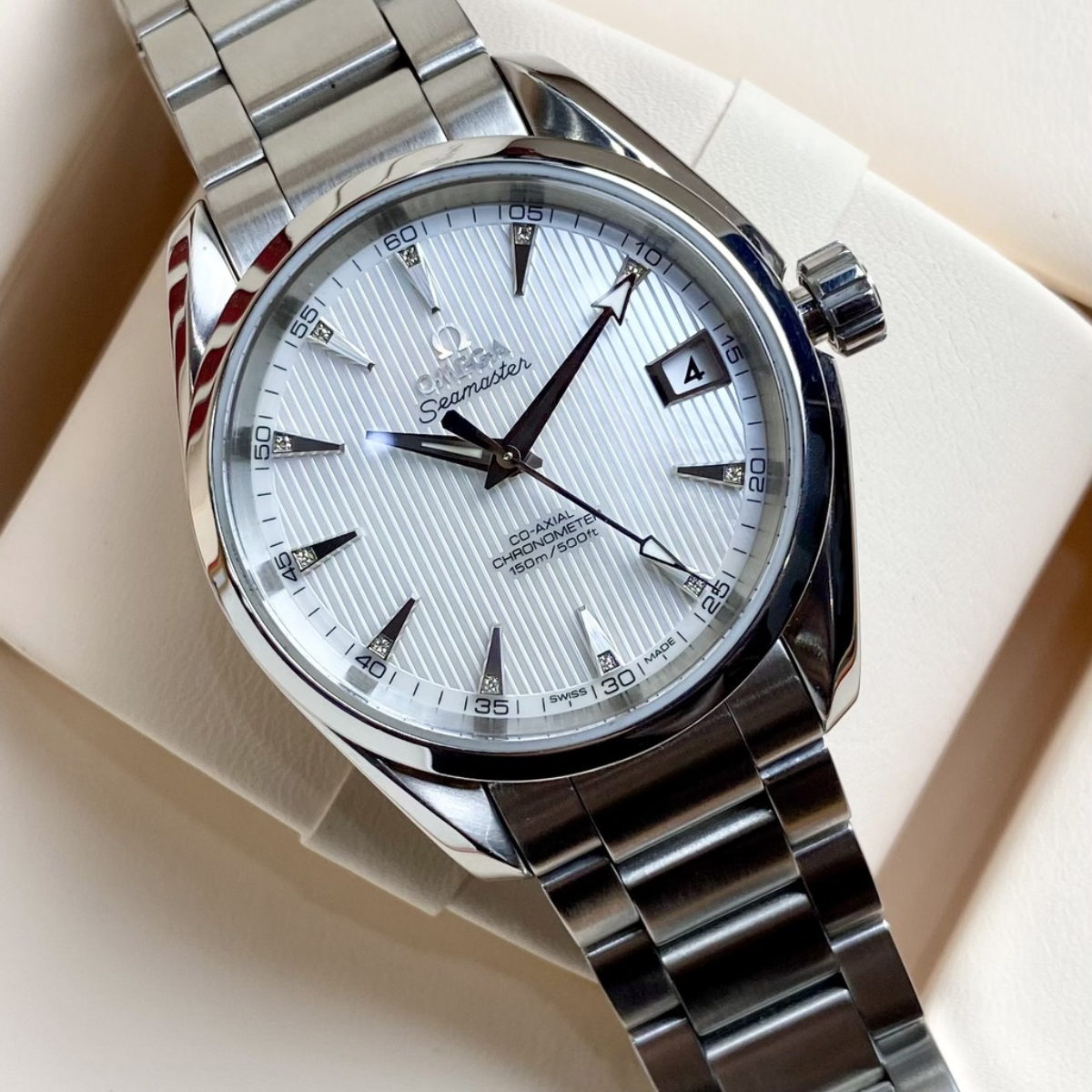 Relógio Omega Seamaster Aqua Terra 150M Calibre 8500 Fundo Branco