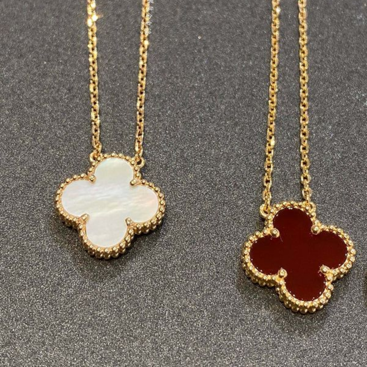 Colar Vintage Alhambra Pingente Único Trevo Branco - Ouro 18K