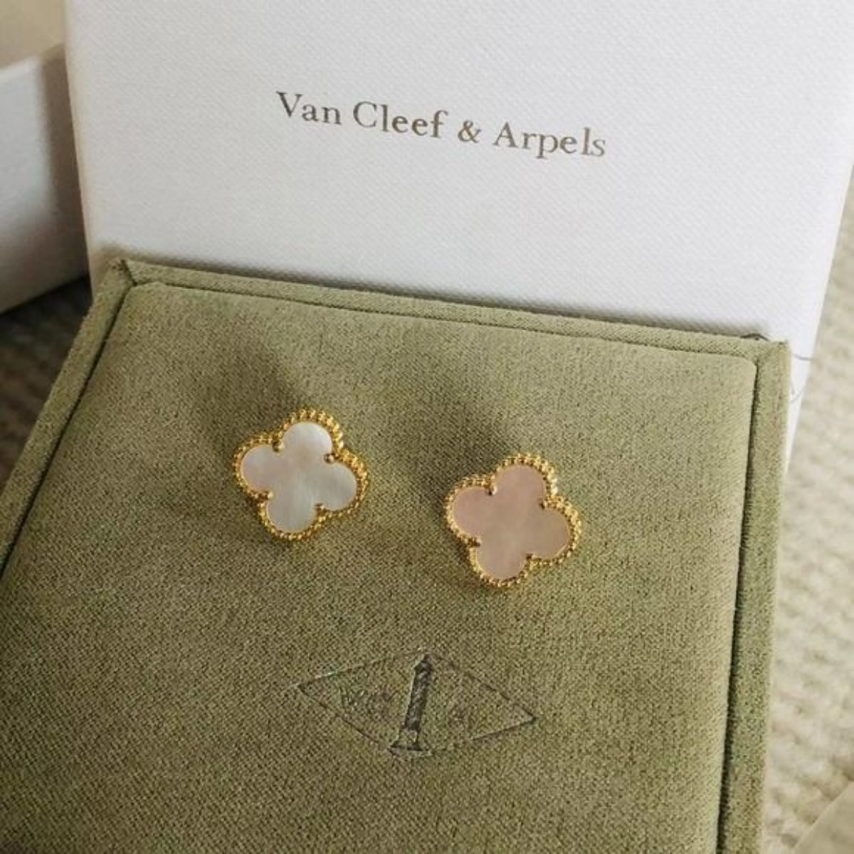 Conjunto Alhambra Vintage Trevo Completo Branco - Ouro 18K