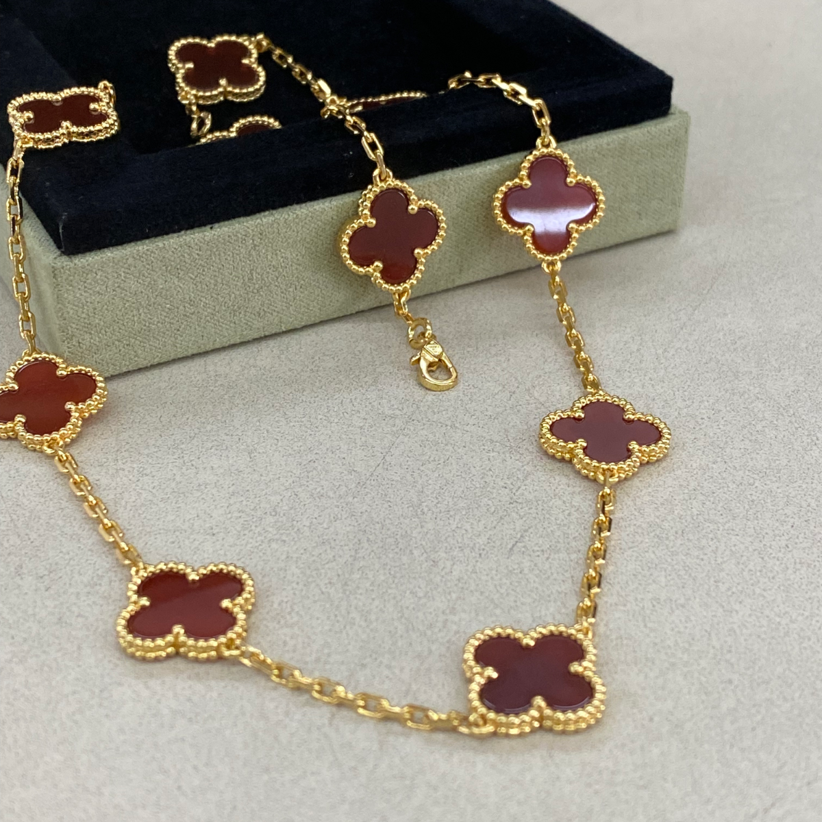 Conjunto Alhambra Trevo Colar 10 Trevos e Pulseira Vermelho - Ouro 18K