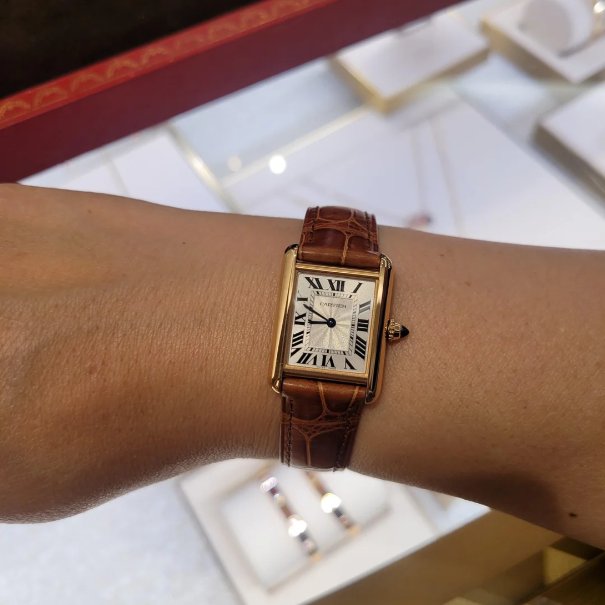 Relógio Tank Retangular Dourado Pulseira Marrom de Couro