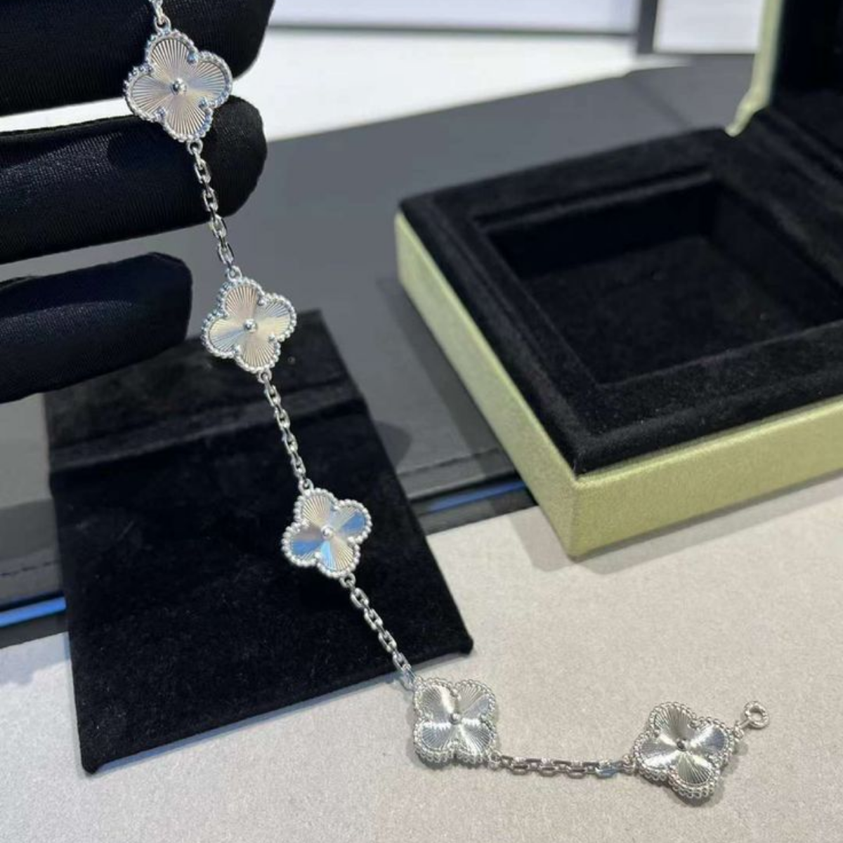 Pulseira Alhambra 5 Trevos Brilhantes - Prata de Lei