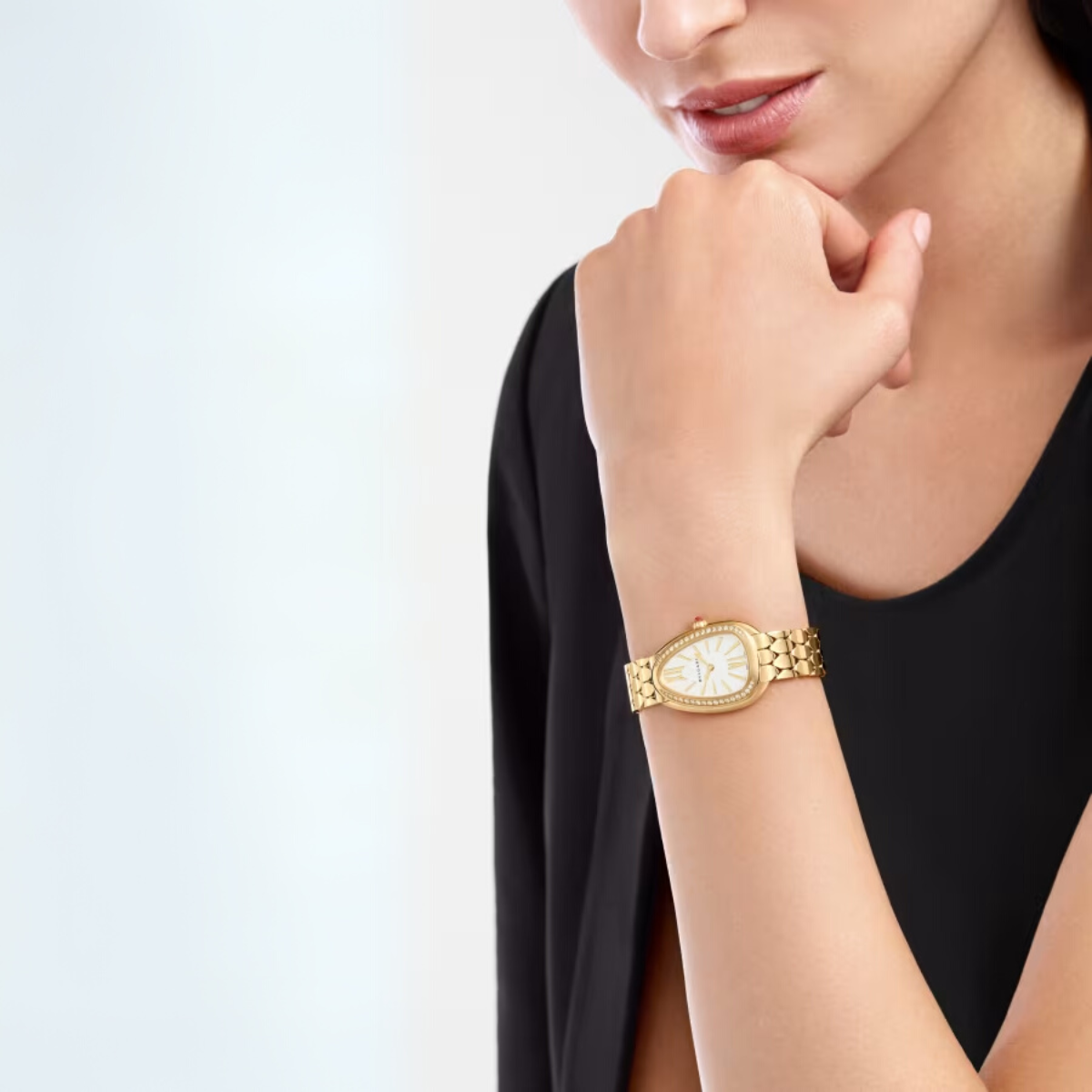 Relogio Serpenti Cravejado Fundo Branco - Ouro 18K