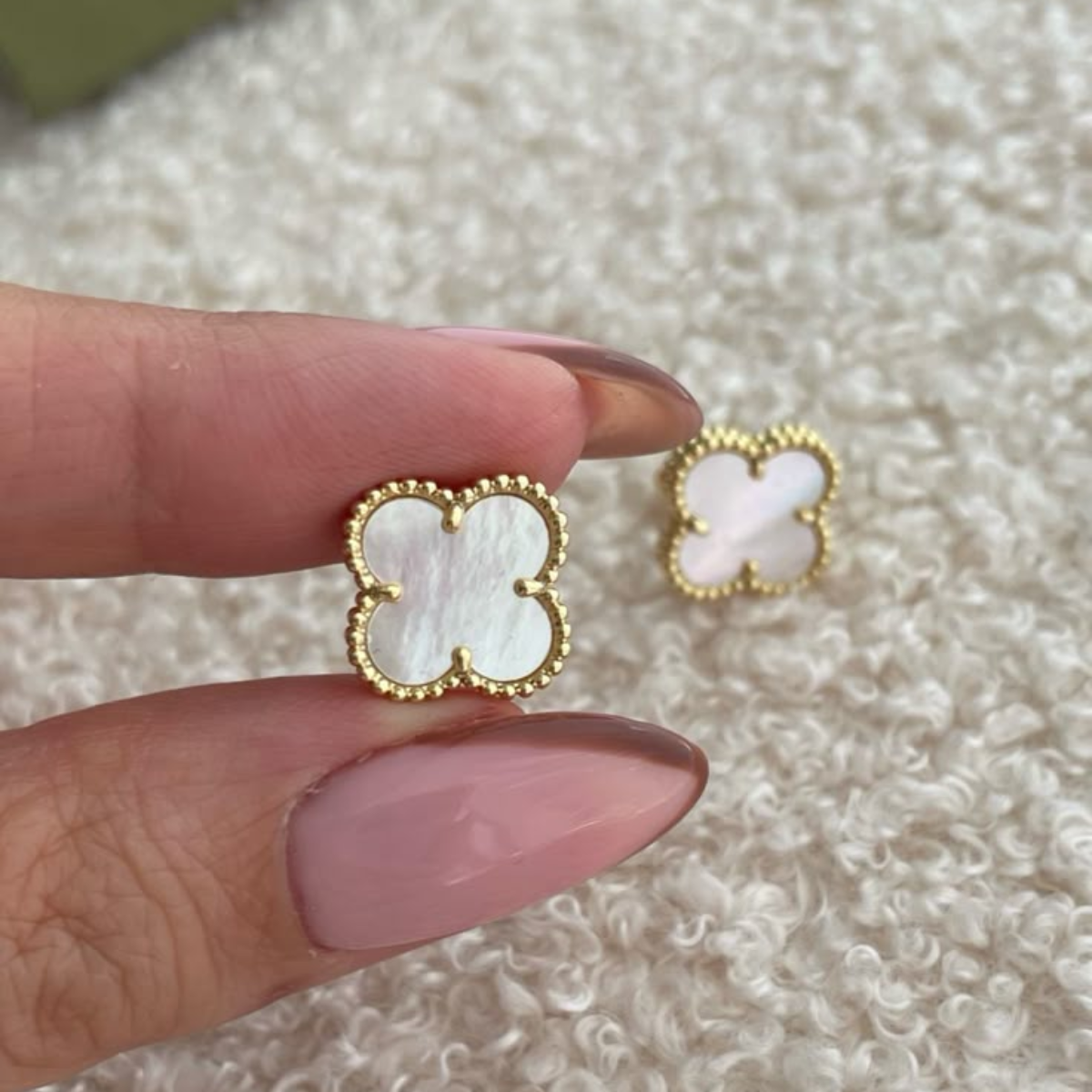 Brinco Pingente Vintage Alhambra Trevo Branco - Ouro 18K