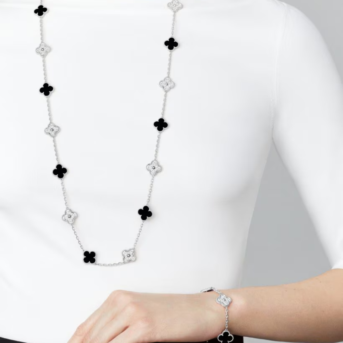 Pulseira Vintage Alhambra 5 Trevos Cravejado Snowflake Preto - Prata de Lei