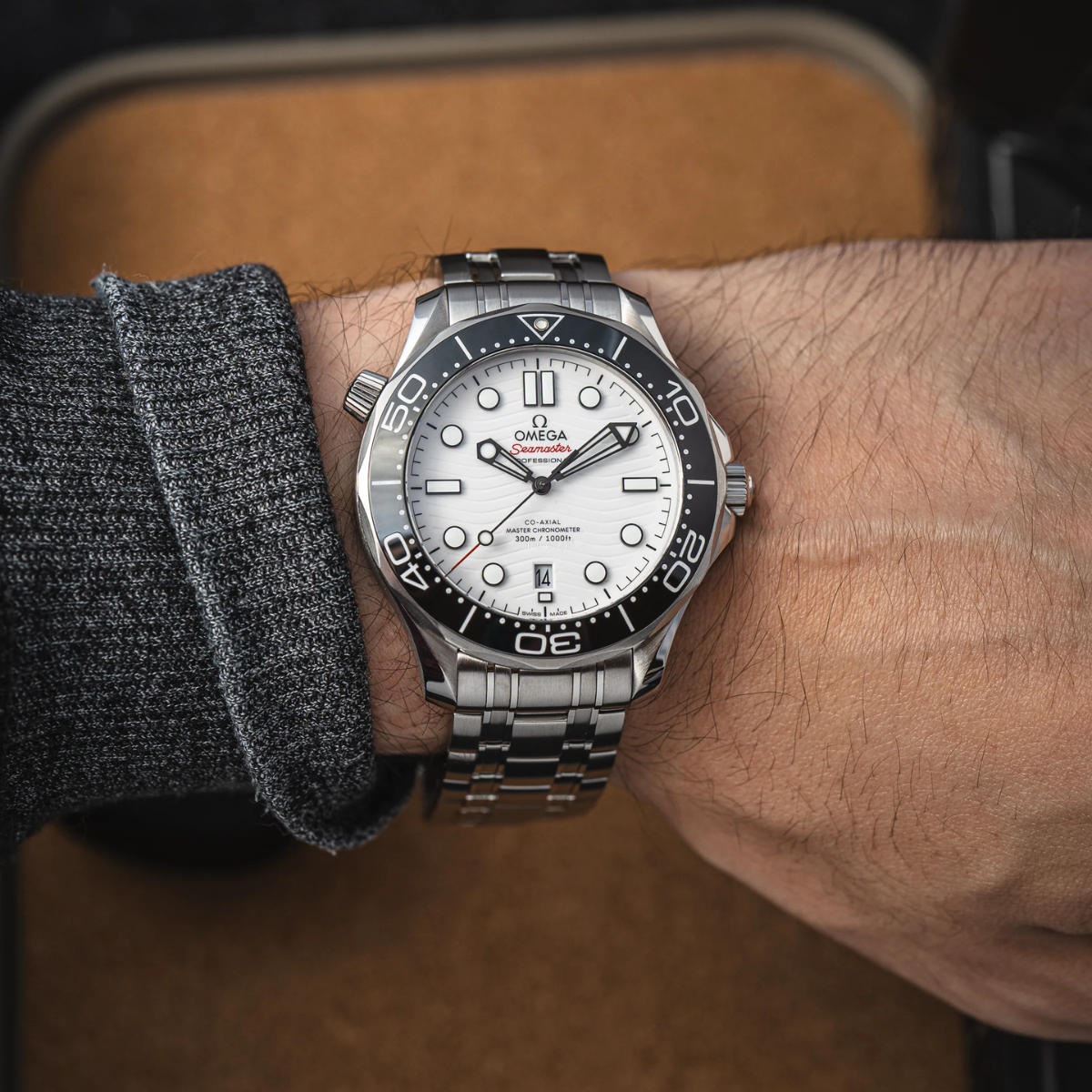 Relógio Omega Seamaster Diver 300M Fundo Branco