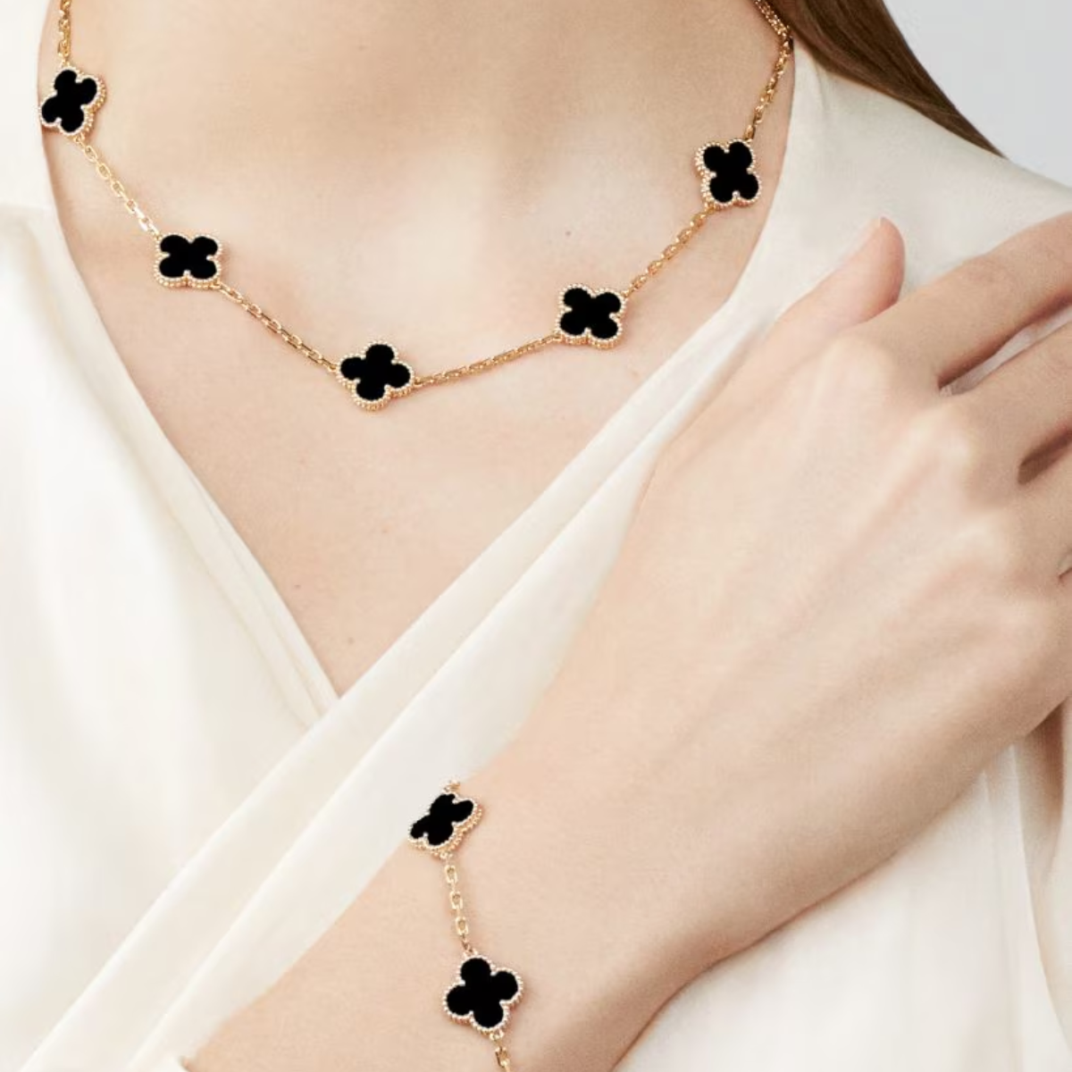 Colar Vintage Alhambra 10 Trevos Preto - Ouro 18K