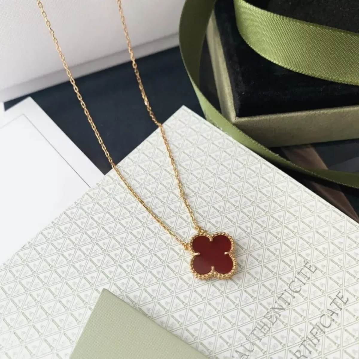 Colar Vintage Alhambra Pingente Único Trevo Vermelho - Ouro 18K