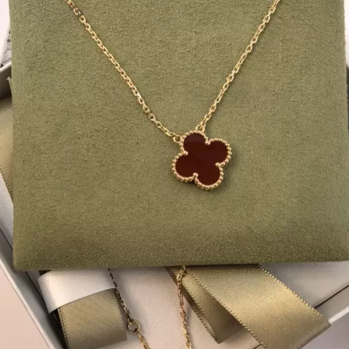 Colar Vintage Alhambra Pingente Único Trevo Vermelho - Ouro 18K