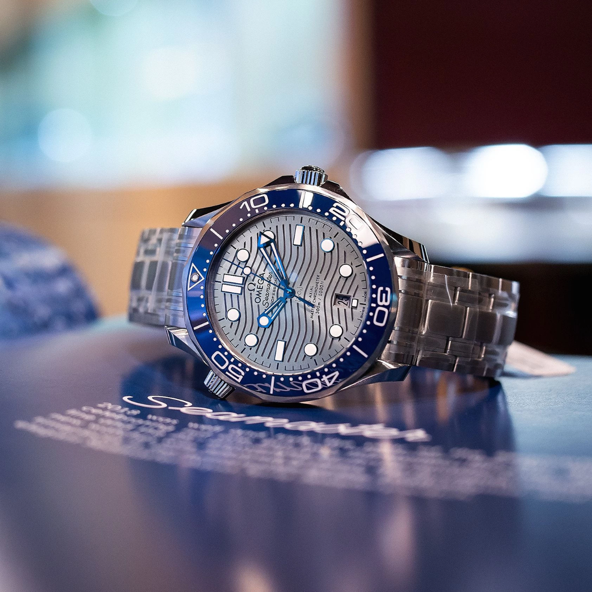Relógio Omega Seamaster Diver 300M Fundo Cinza Bezel Azul