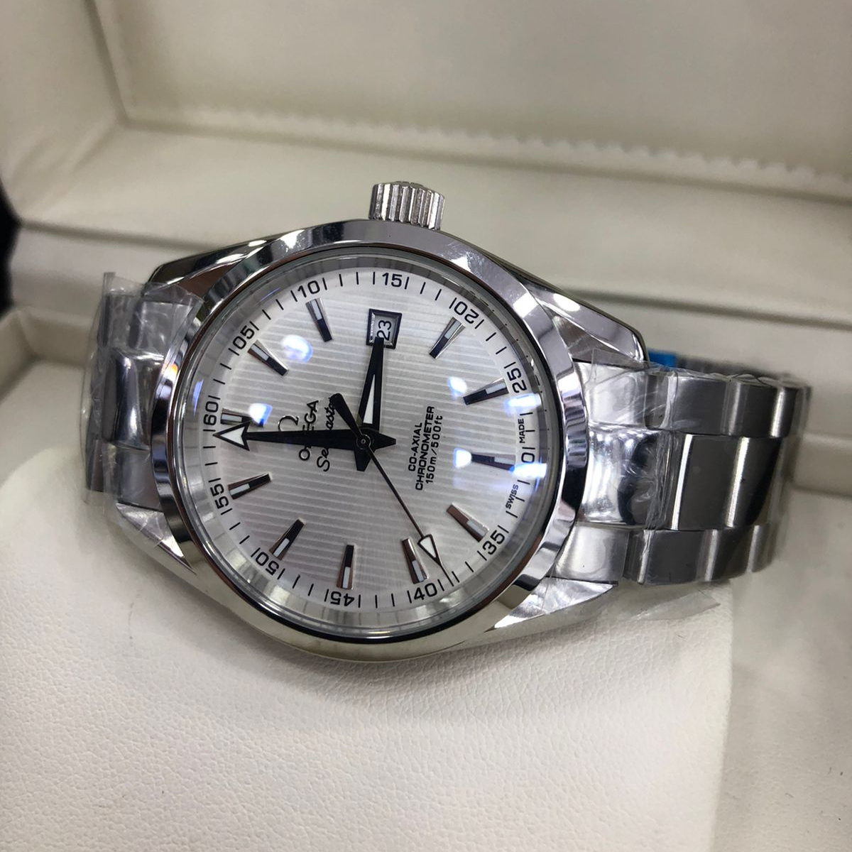 Relógio Omega Seamaster Aqua Terra 150M Calibre 8500 Fundo Branco