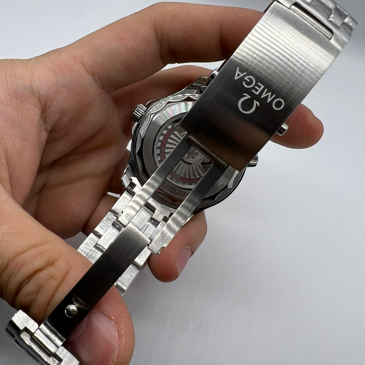 Relógio Omega Seamaster Diver 300M Fundo Branco