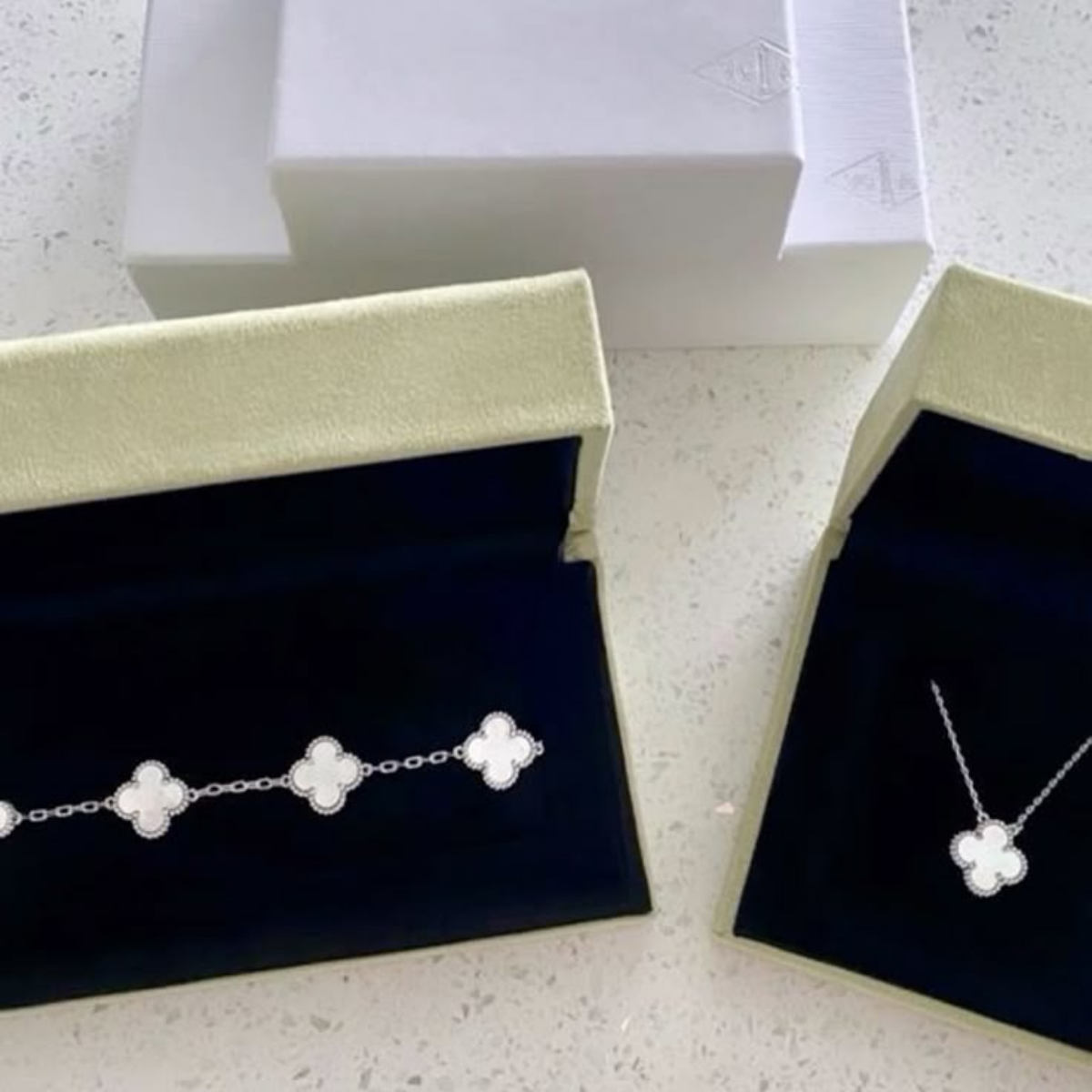 Conjunto Alhambra Trevo Colar 10 Trevos e Pulseira Branco - Prata de Lei