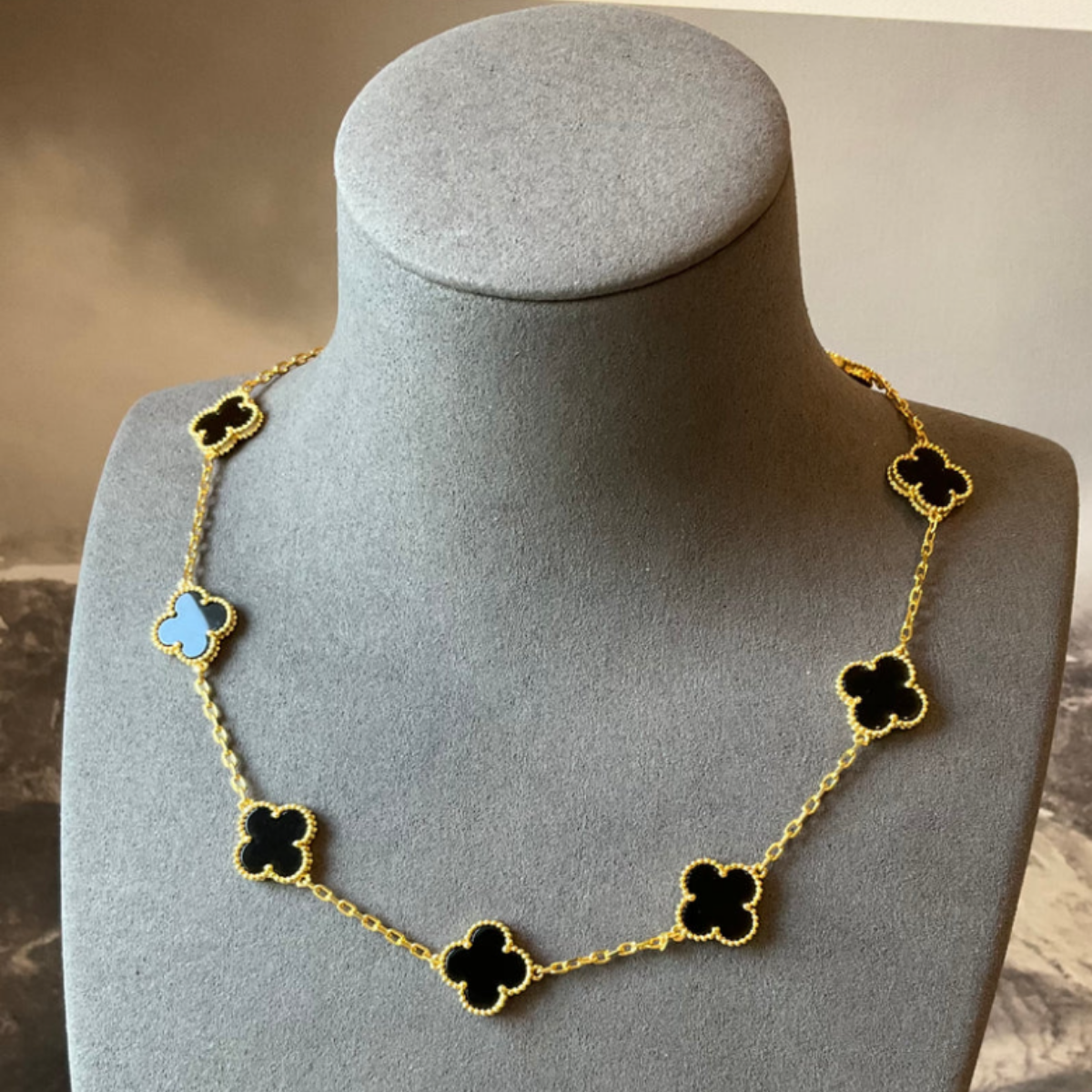 Colar Vintage Alhambra 10 Trevos Preto - Ouro 18K